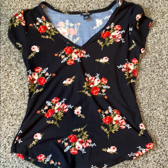 Floral t - Picture 1 of 2